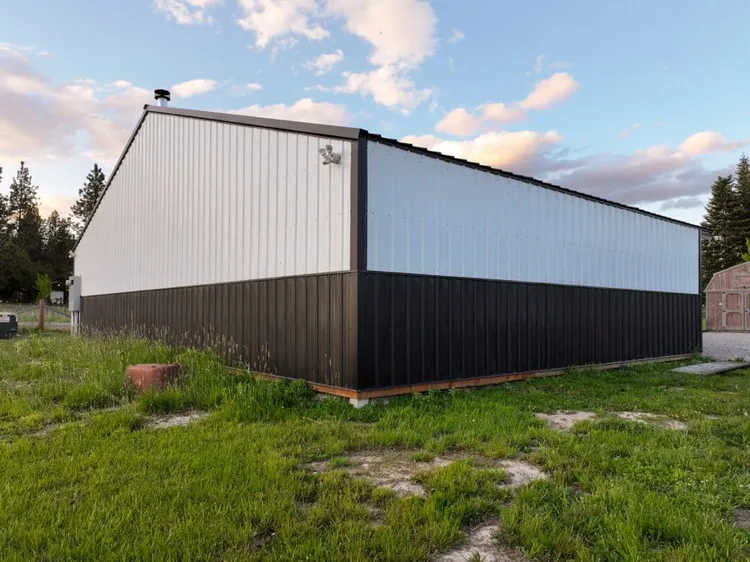 Polar White siding with black trim and wainscot on a Hayden, Idaho pole building, a color scheme suited to a 40x40 metal building