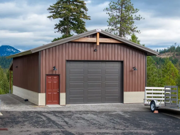 A finished metal farm shop in Idaho, the clear-span result metal pole barn trusses make possible