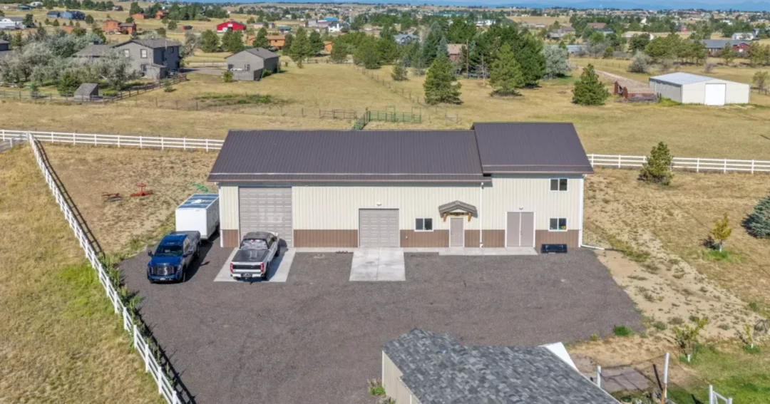 40x80 metal building shop in Parker, Colorado with a Burnished Slate roof and Light Stone siding